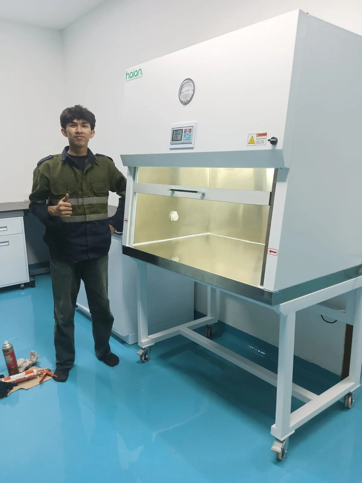 [Teknisi melakukan maintenance LAF] - Foto 1