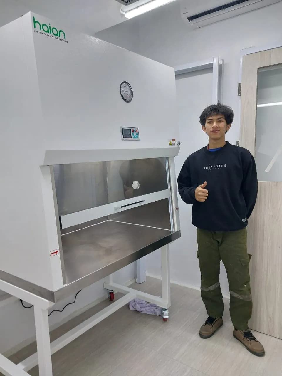[Teknisi melakukan maintenance LAF] - Foto 2