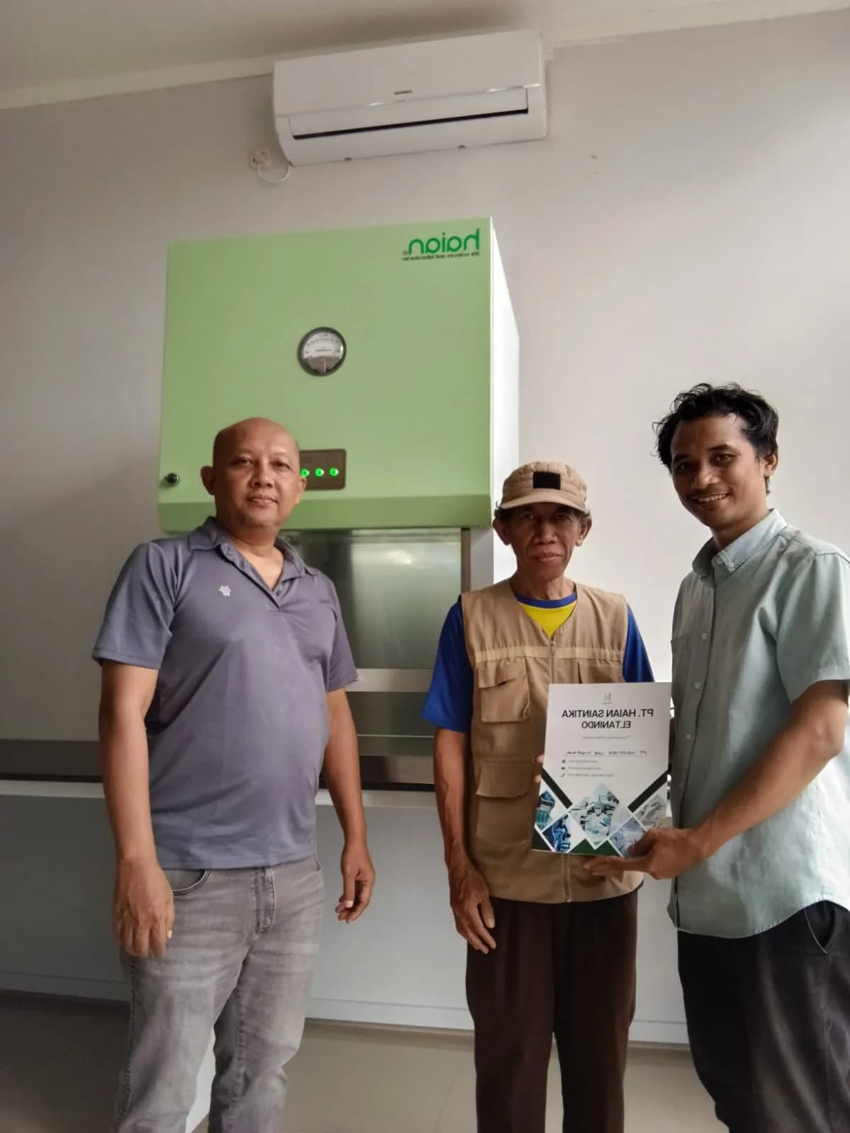 [Teknisi melakukan maintenance LAF] - Foto 3