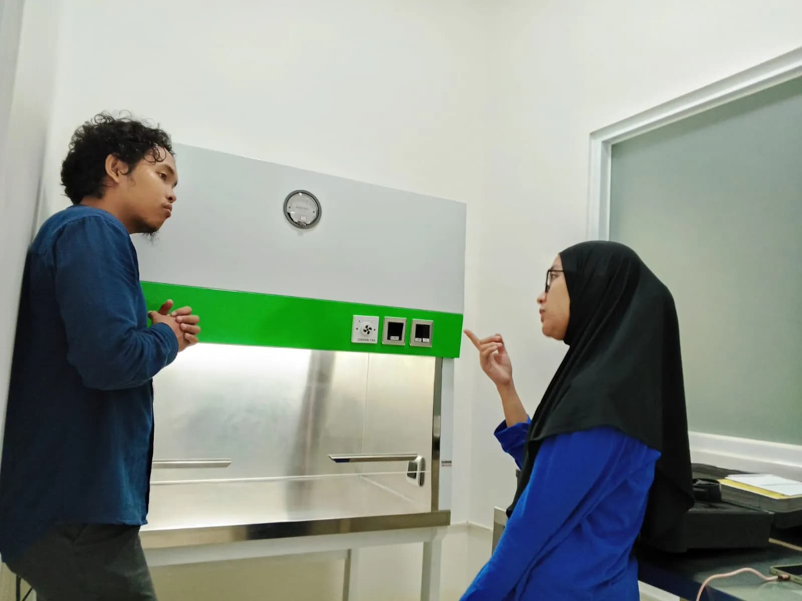 [Teknisi melakukan maintenance LAF] - Foto 4