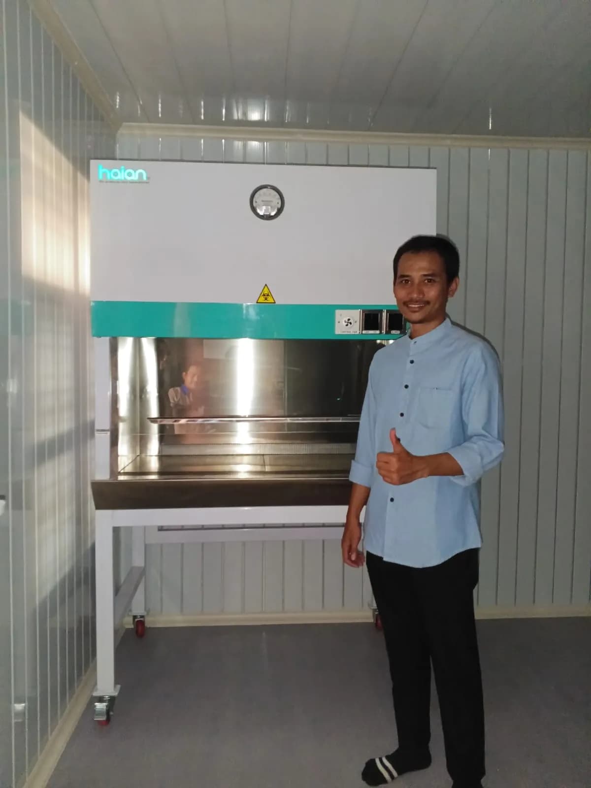 [Teknisi melakukan maintenance LAF] - Foto 6