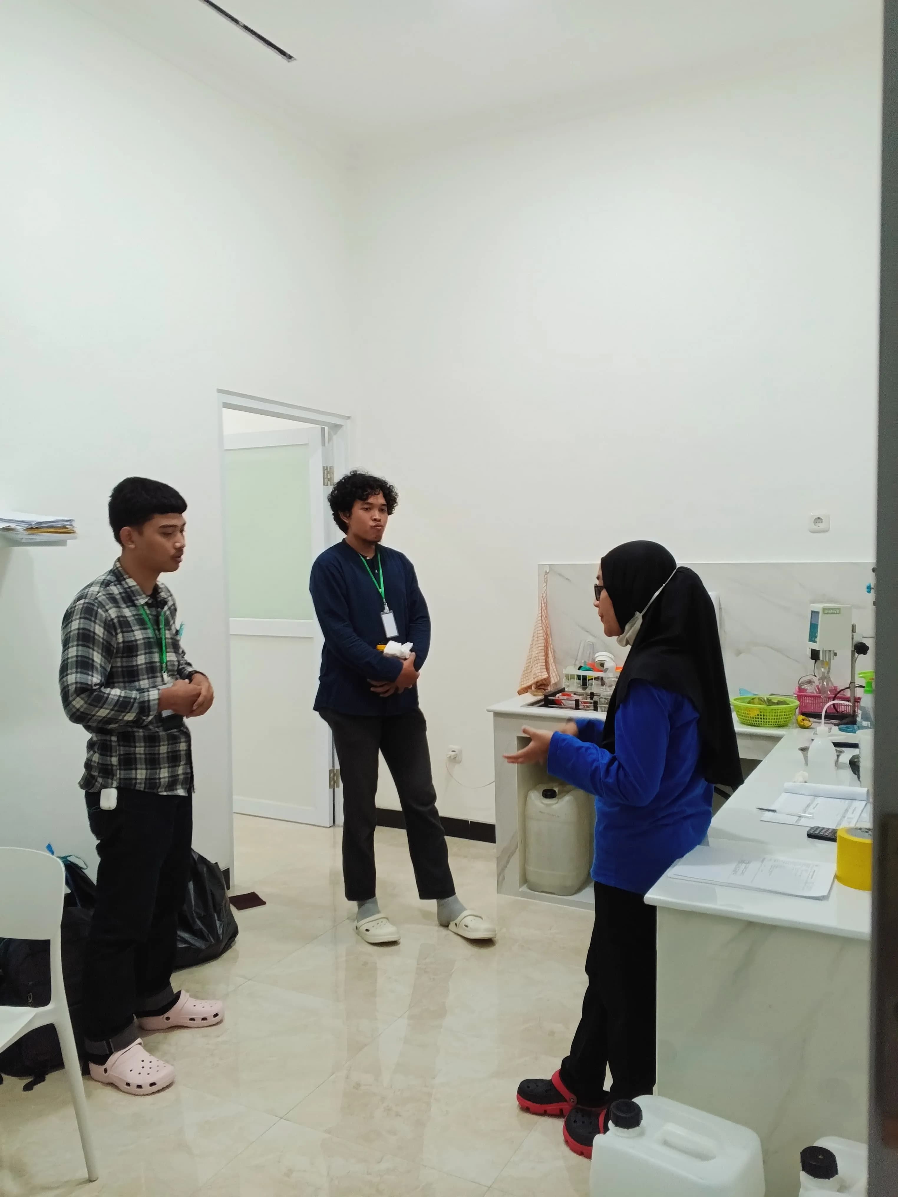 [Teknisi melakukan maintenance LAF] - Foto 9